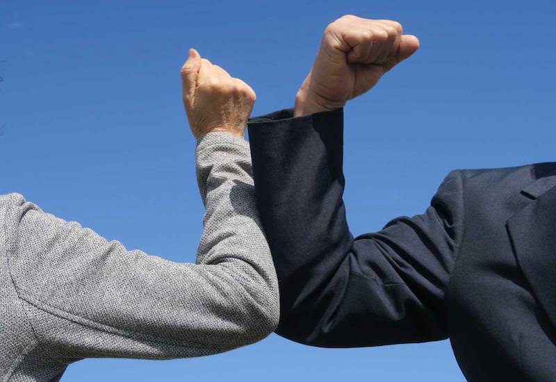 Support clients <br/>to buy goods  <br/>at optimal prices